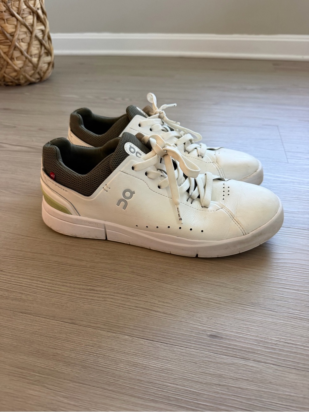 On Cloud The Roger Advantage Mens 9 white sneakers (No Insoles)
